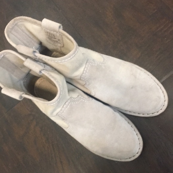 【TRADED】Clark’s suede ankle boots - Picture 4 of 7